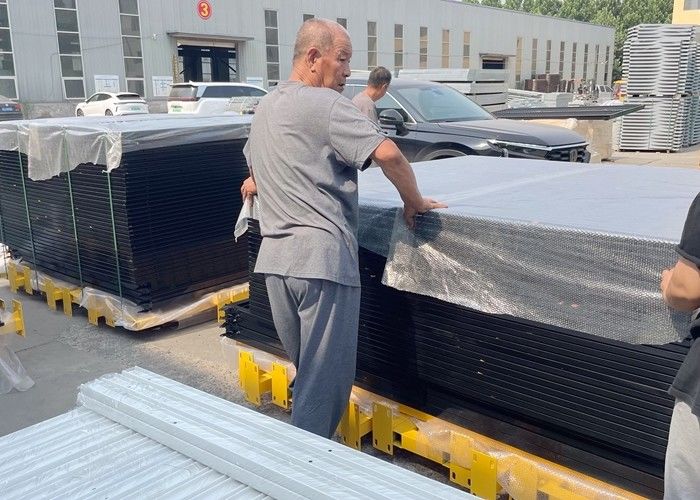 Powder Coated Welded Mesh Fencing Panel / Curvy Fence Panel High Strength Visibility Beautiful Appearance